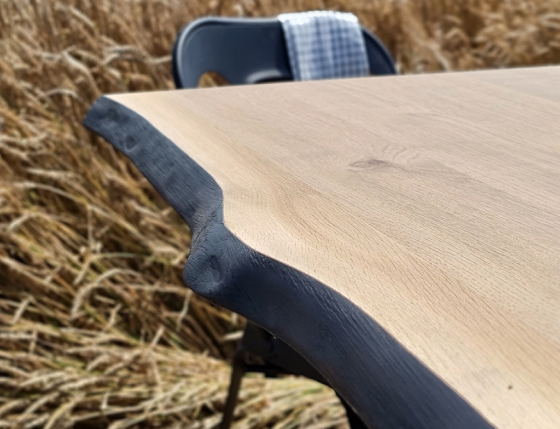 Table X100 industrielle Hephy pieds noir chant charbon Table X100 industrielle Hephy pieds noir chant charbon